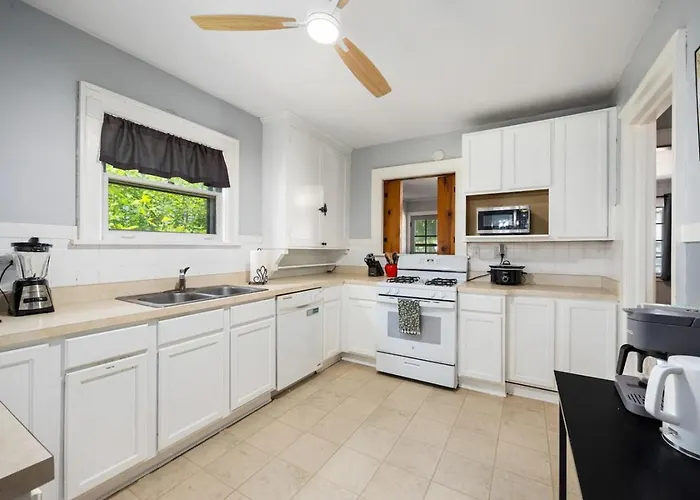 Holiday home Queen Bed Retreat | Full Kitchen + Laundry Access
