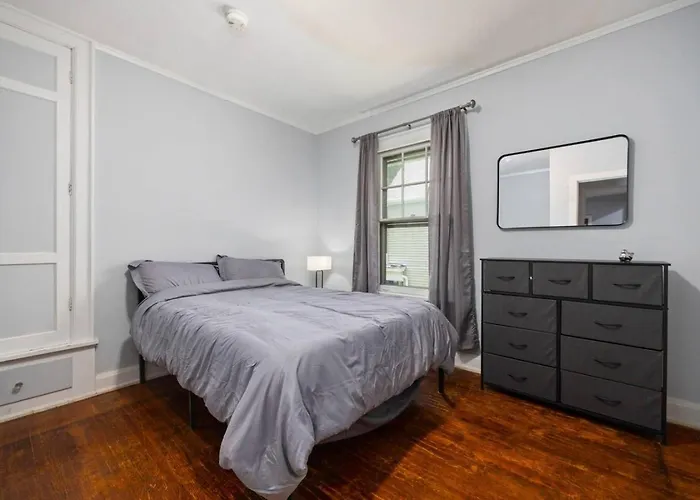 Queen Bed Retreat | Full Kitchen + Laundry Access * Peoria