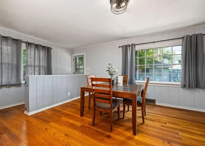 Queen Bed Retreat | Full Kitchen + Laundry Access *