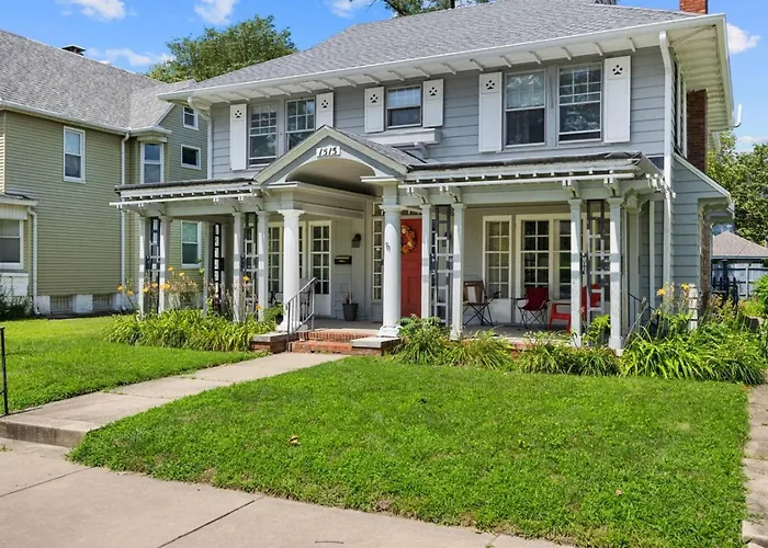 Queen Bed Retreat | Full Kitchen + Laundry Access *