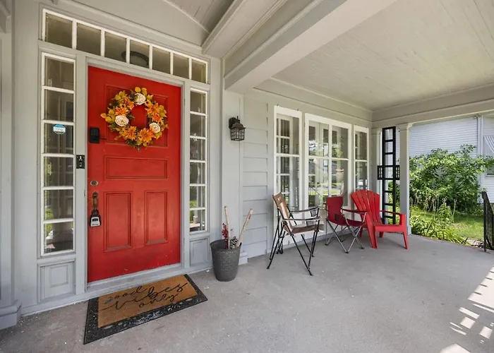 Queen Bed Retreat | Full Kitchen + Laundry Access Peoria
