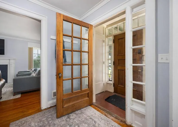 Queen Bed Retreat | Full Kitchen + Laundry Access Holiday home Peoria