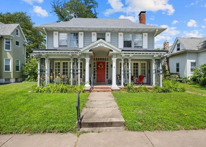 Queen Bed Retreat | Full Kitchen + Laundry Access Peoria