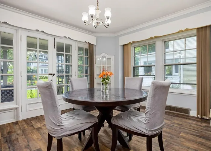 Queen Bed Retreat | Full Kitchen + Laundry Access Holiday home