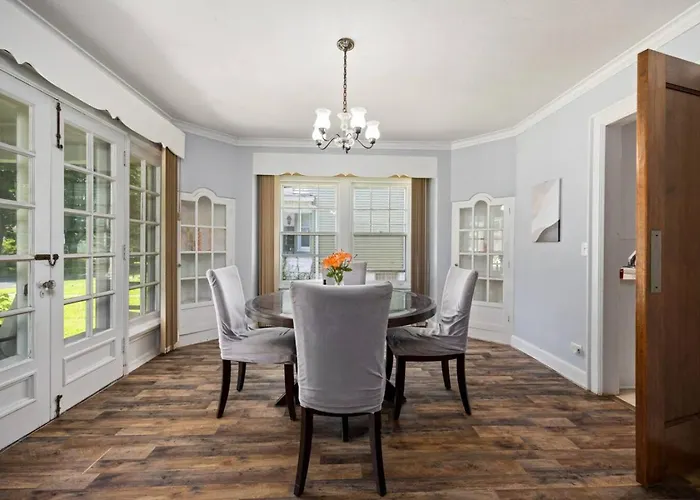 Holiday home Queen Bed Retreat | Full Kitchen + Laundry Access Peoria