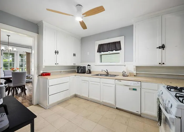 Holiday home Queen Bed Retreat | Full Kitchen + Laundry Access