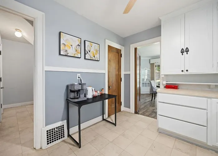 Queen Bed Retreat | Full Kitchen + Laundry Access Peoria