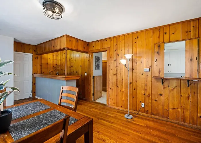 Queen Bed Retreat | Full Kitchen + Laundry Access Holiday home