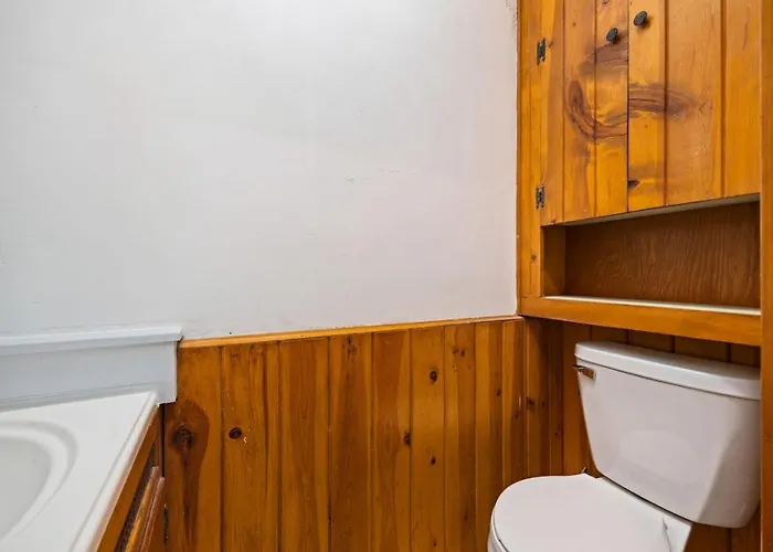 Queen Bed Retreat | Full Kitchen + Laundry Access Holiday home