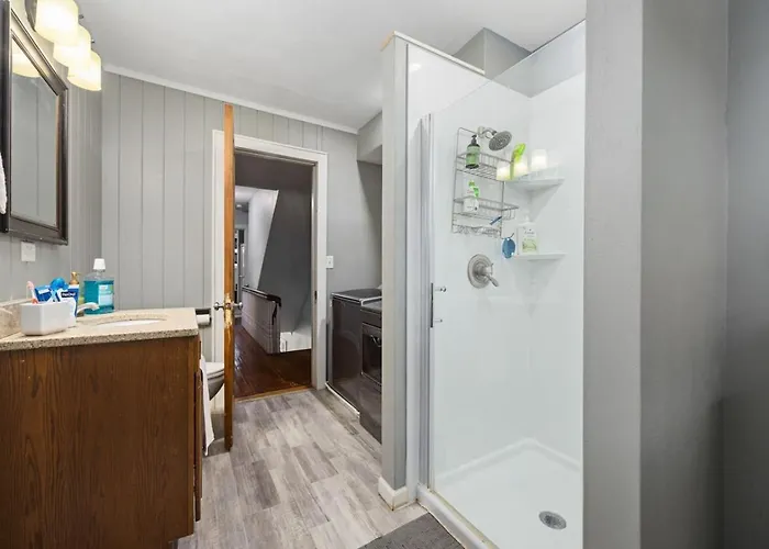 Queen Bed Retreat | Full Kitchen + Laundry Access Holiday home Peoria