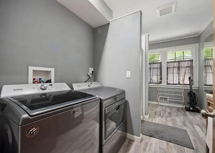 Queen Bed Retreat | Full Kitchen + Laundry Access * Peoria