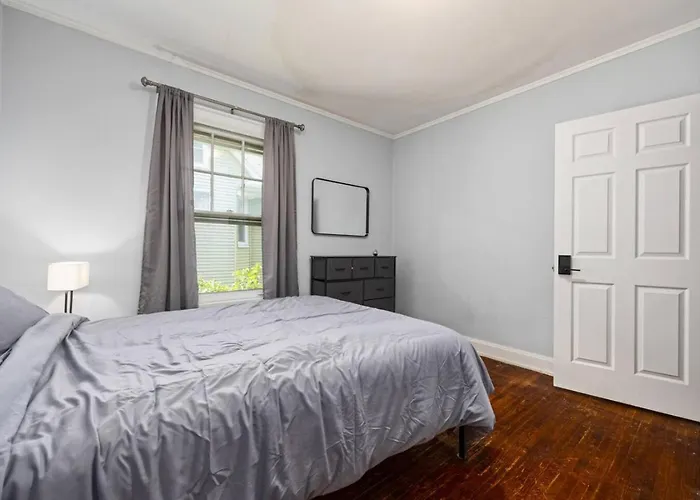 Queen Bed Retreat | Full Kitchen + Laundry Access Peoria