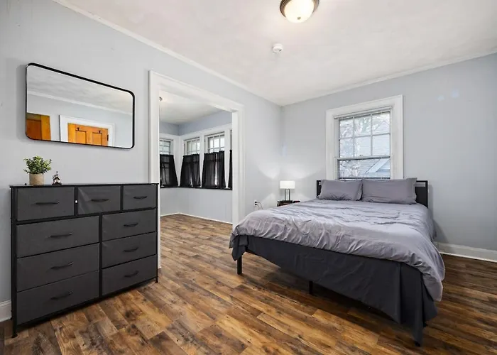 Queen Bed Retreat | Full Kitchen + Laundry Access Holiday home Peoria