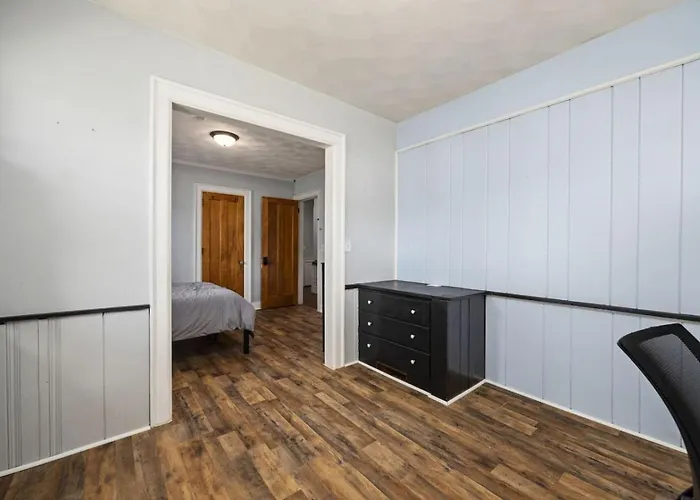 Holiday home Queen Bed Retreat | Full Kitchen + Laundry Access