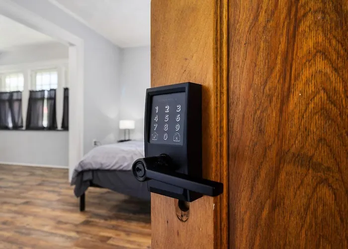 Queen Bed Retreat | Full Kitchen + Laundry Access * Peoria