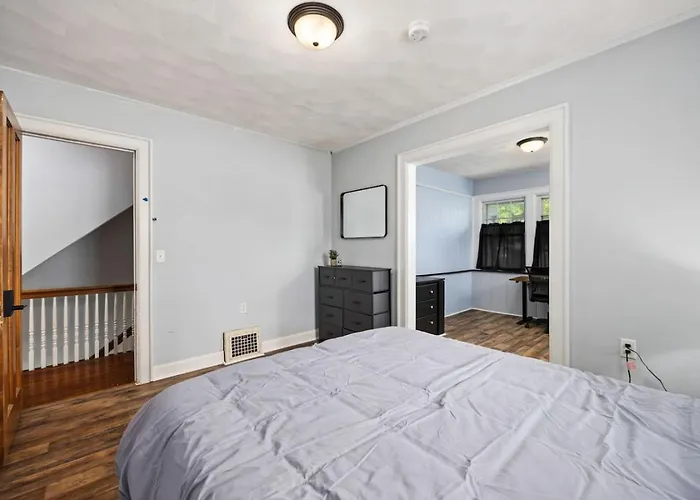 Queen Bed Retreat | Full Kitchen + Laundry Access