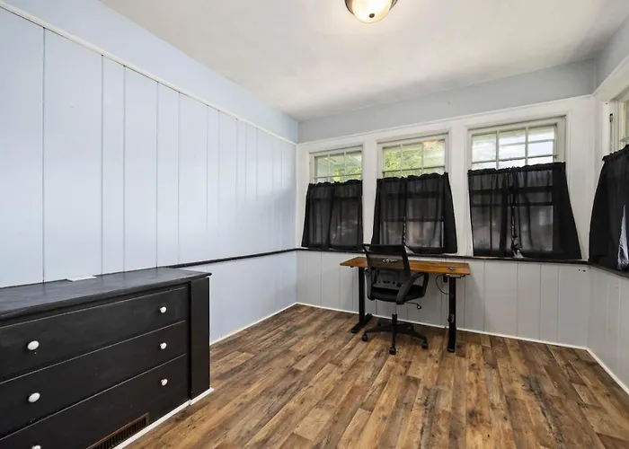 Queen Bed Retreat | Full Kitchen + Laundry Access Holiday home Peoria