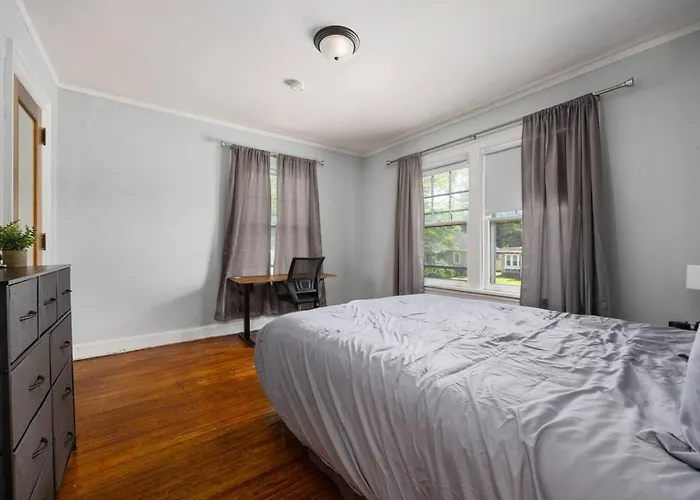 Holiday home Queen Bed Retreat | Full Kitchen + Laundry Access