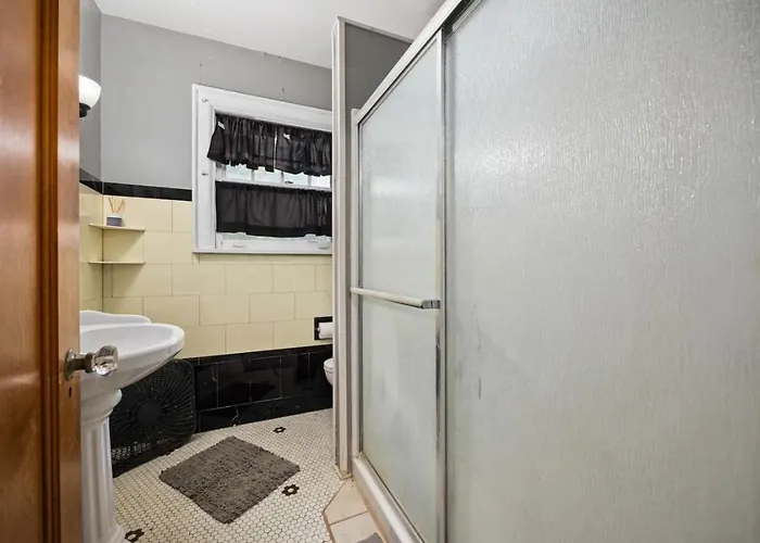 Queen Bed Retreat | Full Kitchen + Laundry Access Peoria