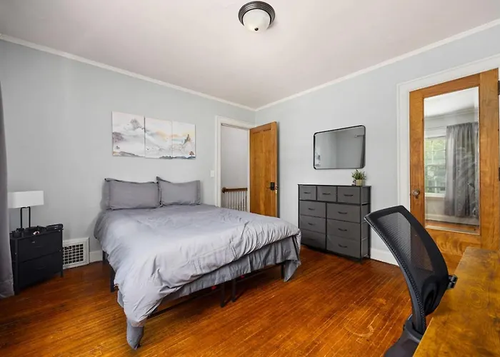 Holiday home Queen Bed Retreat | Full Kitchen + Laundry Access Peoria