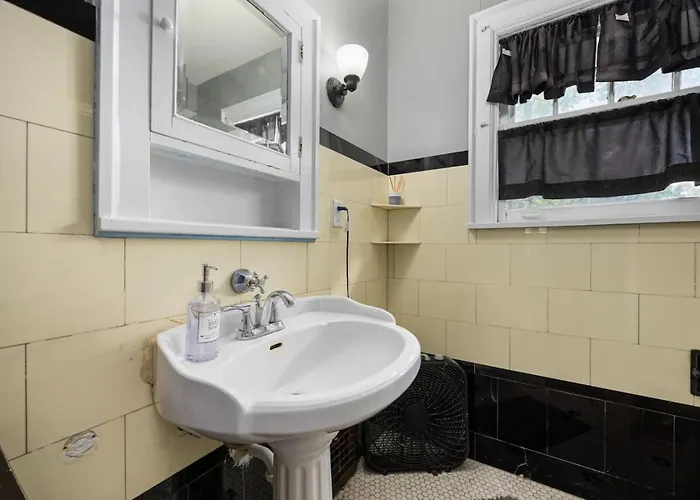 Queen Bed Retreat | Full Kitchen + Laundry Access