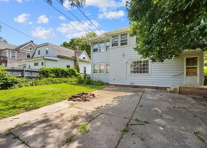 Queen Bed Retreat | Full Kitchen + Laundry Access