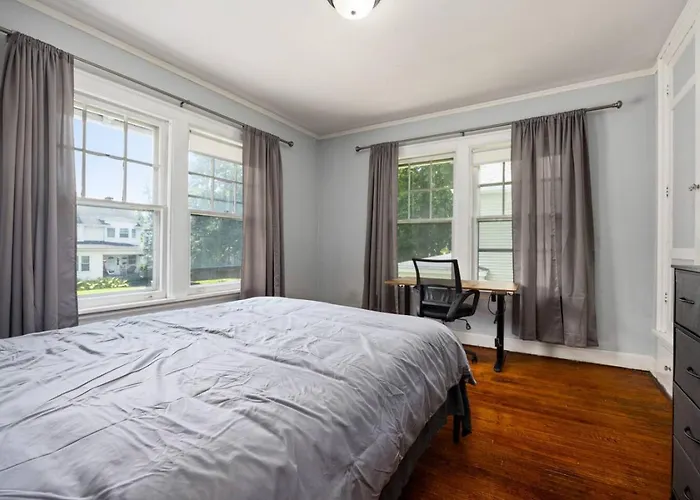 Holiday home Queen Bed Retreat | Full Kitchen + Laundry Access Peoria