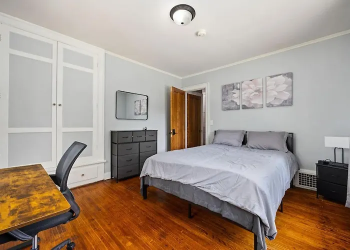 Holiday home Queen Bed Retreat | Full Kitchen + Laundry Access Peoria